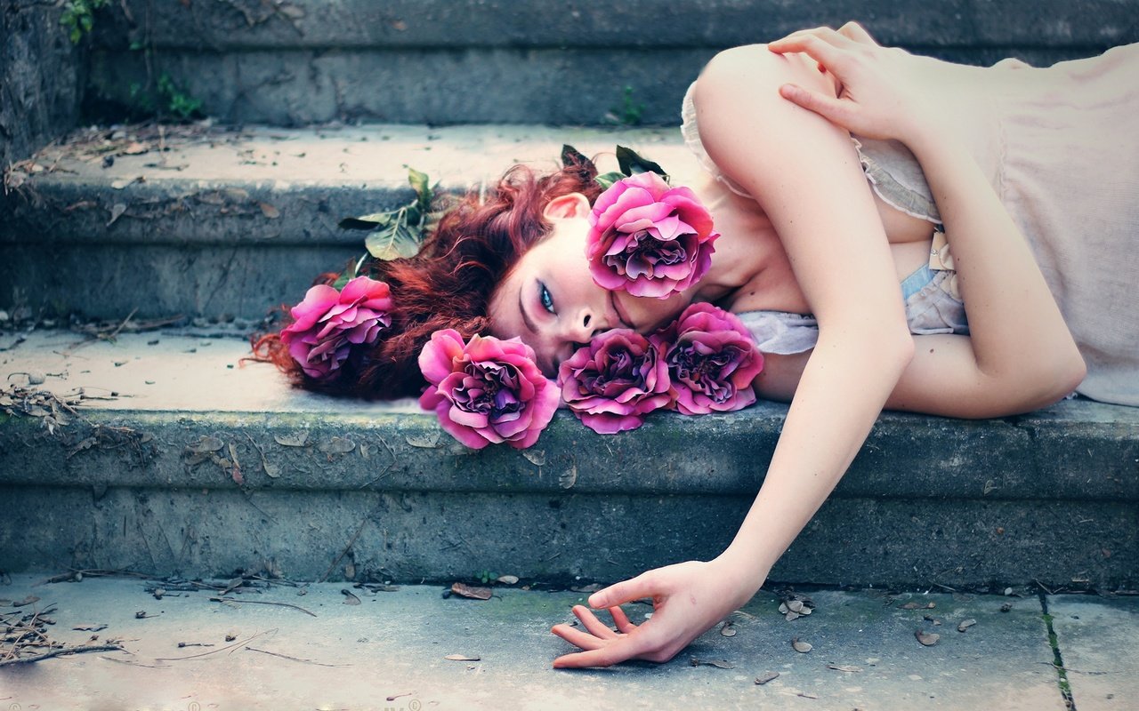 Обои цветы, лестница, ступеньки, девушка, розы, рыжеволосая, flowers, ladder, steps, girl, roses, redhead разрешение 1920x1200 Загрузить