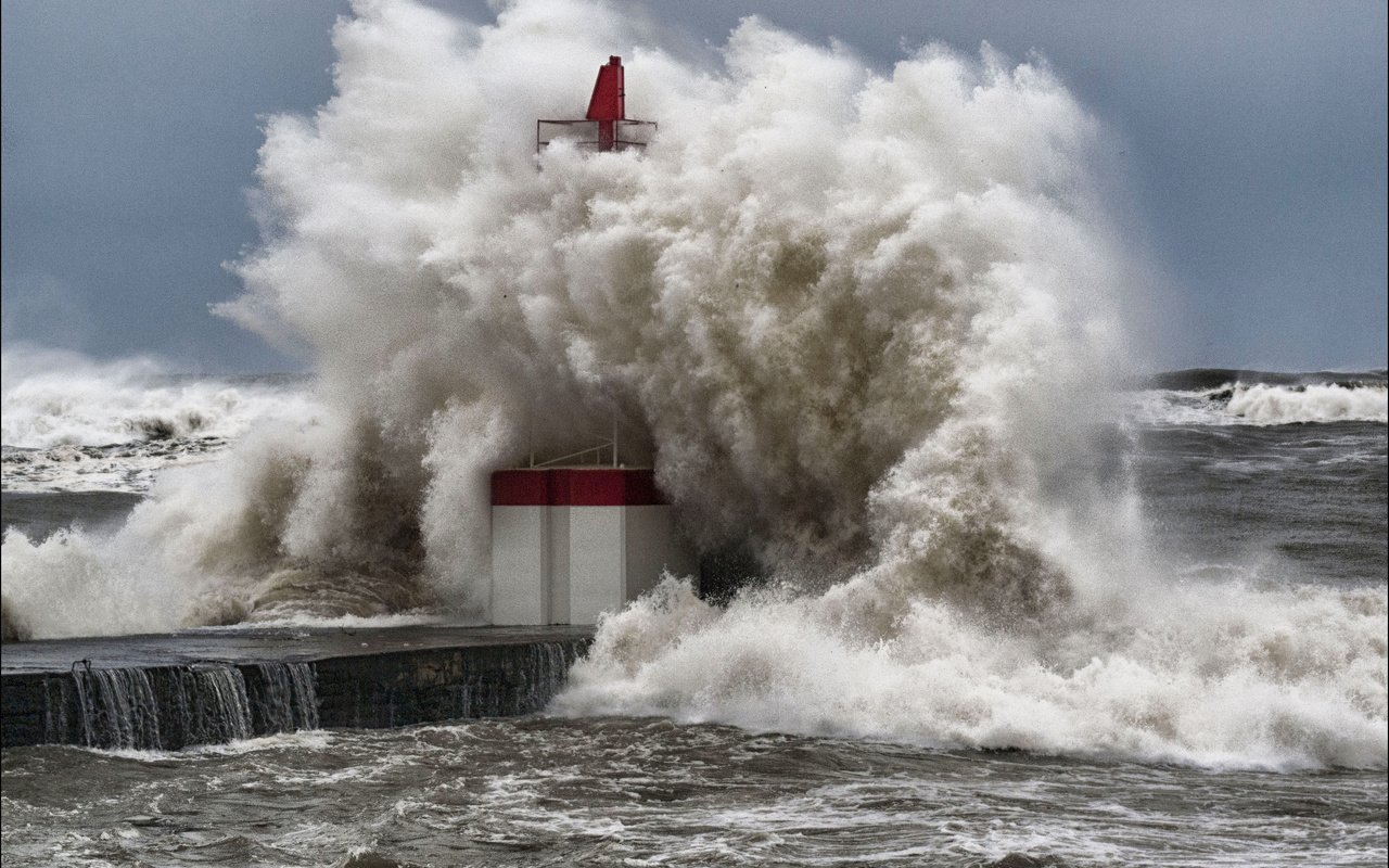 Обои море, маяк, волна, причал, океан, шторм, пена, sea, lighthouse, wave, pier, the ocean, storm, foam разрешение 3466x2311 Загрузить