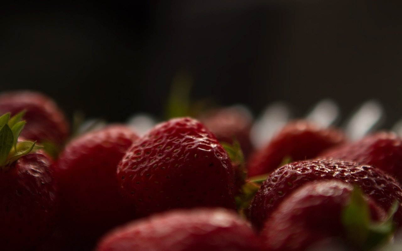 Обои ягода, клубника, размытость, черный фон, berry, strawberry, blur, black background разрешение 1920x1200 Загрузить