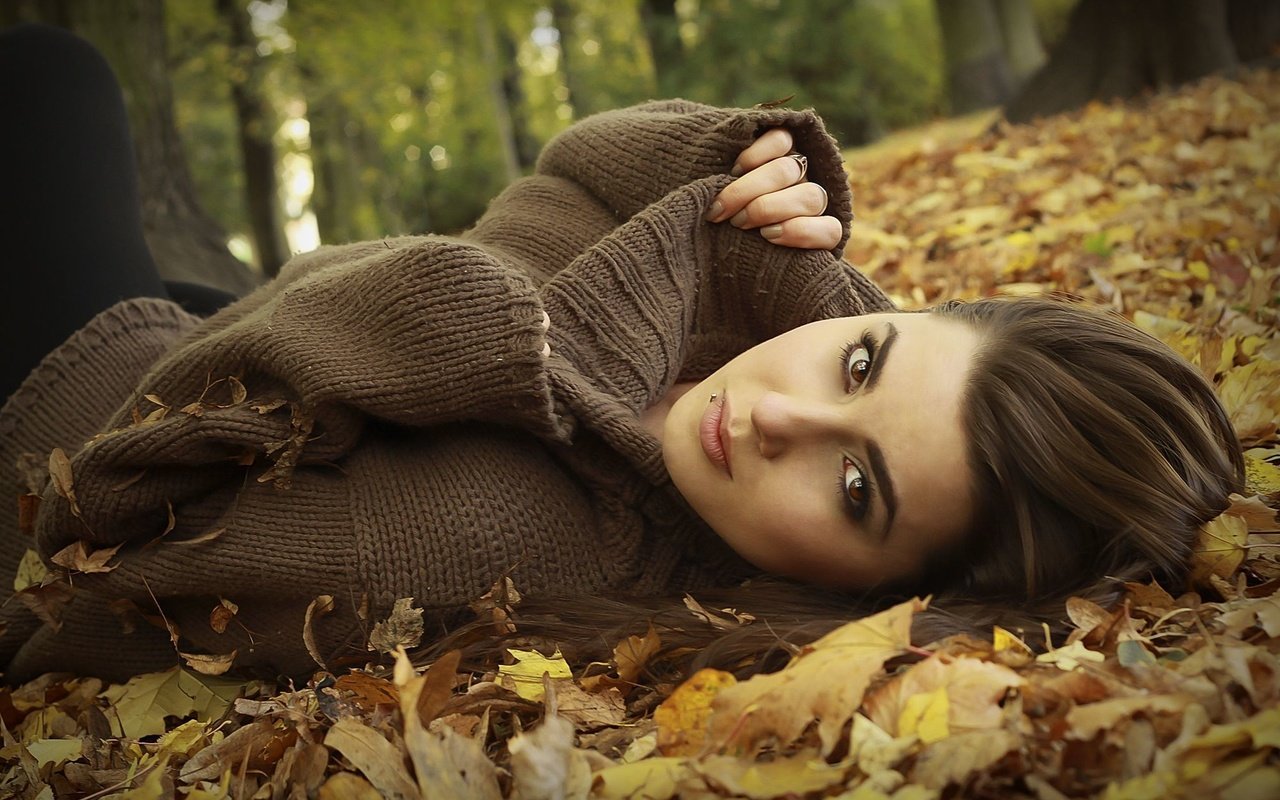 Обои листья, девушка, брюнетка, взгляд, осень, leaves, girl, brunette, look, autumn разрешение 2000x1334 Загрузить