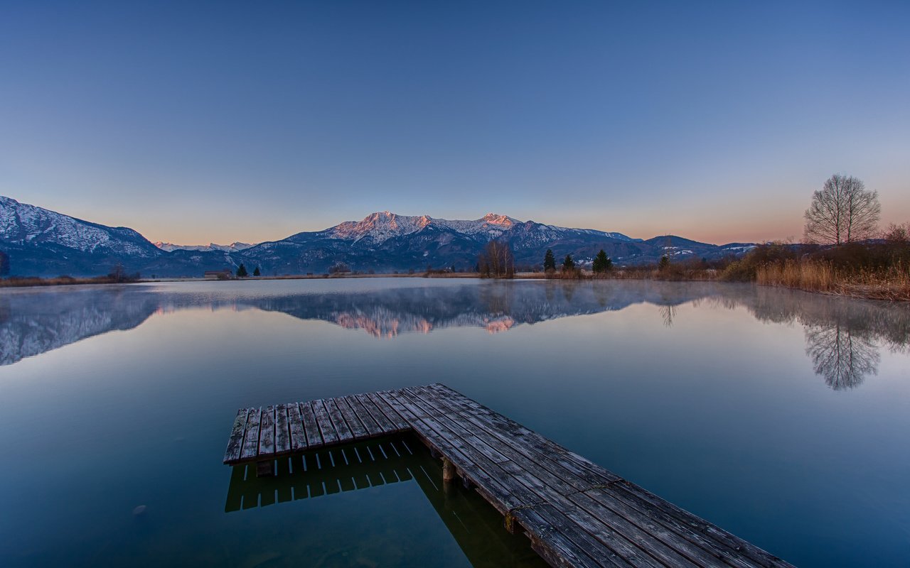 Обои озеро, горы, отражение, причал, lake, mountains, reflection, pier разрешение 2048x1365 Загрузить