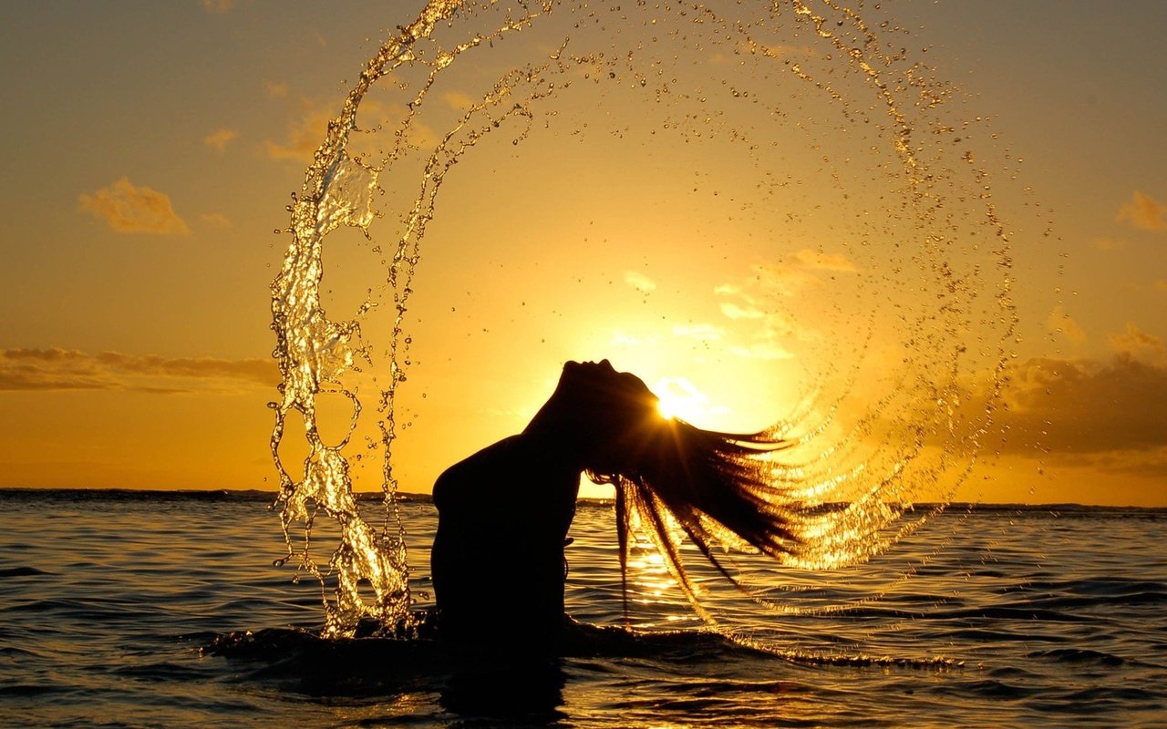 Обои вода, закат, девушка, брызги, волосы, water, sunset, girl, squirt, hair разрешение 1920x1200 Загрузить