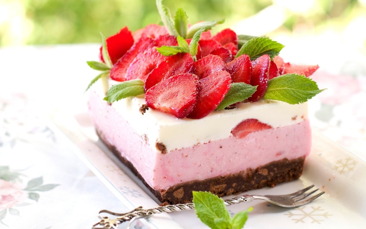 Обои мята, клубника, ягоды, тарелка, торт, пирожное, чизкейк, mint, strawberry, berries, plate, cake, cheesecake разрешение 2560x1600 Загрузить