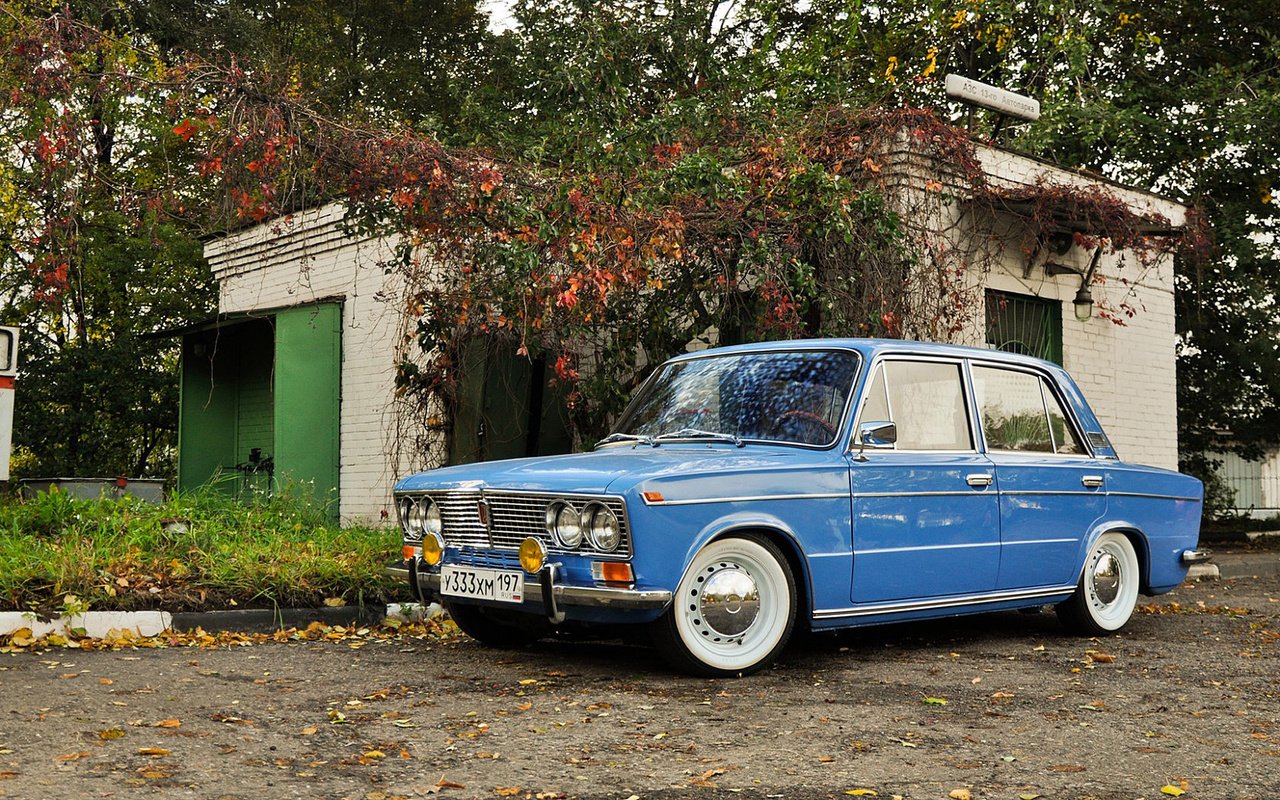 Обои листья, машина, осень, авто, заправка, ваз 2103, leaves, machine, autumn, auto, dressing, vaz 2103 разрешение 1920x1200 Загрузить