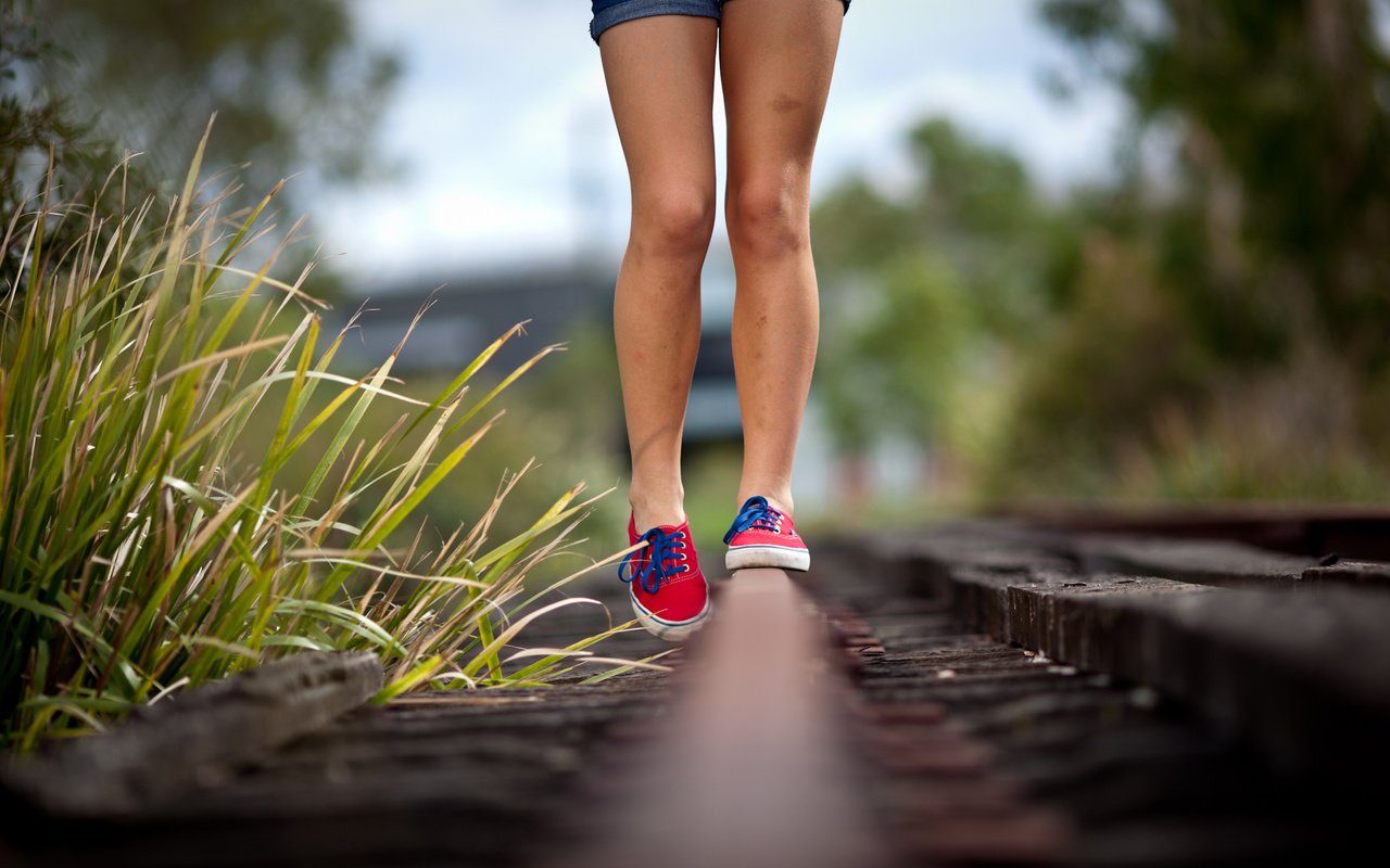 Обои железная дорога, девушка, кеды, ноги, railroad, girl, sneakers, feet разрешение 2000x1333 Загрузить