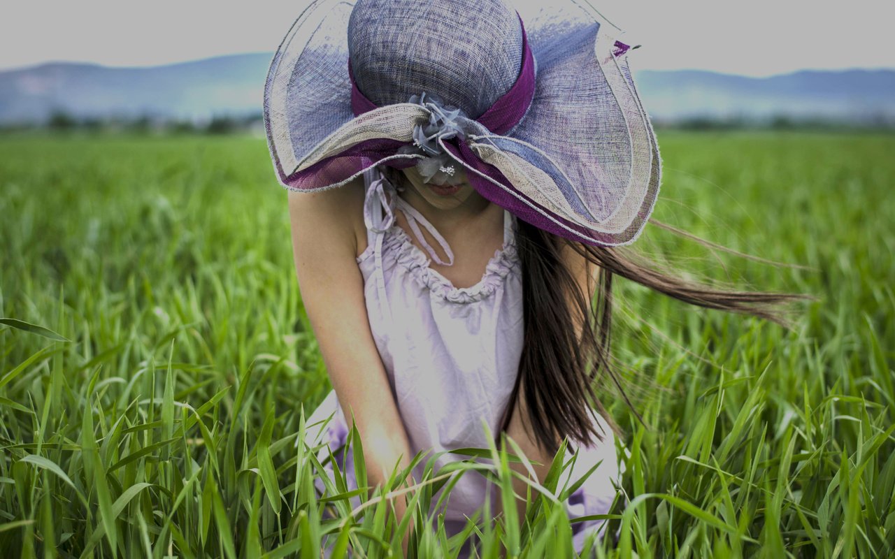 Обои трава, девушка, поле, шляпка, ветер., grass, girl, field, hat, the wind. разрешение 4851x3213 Загрузить