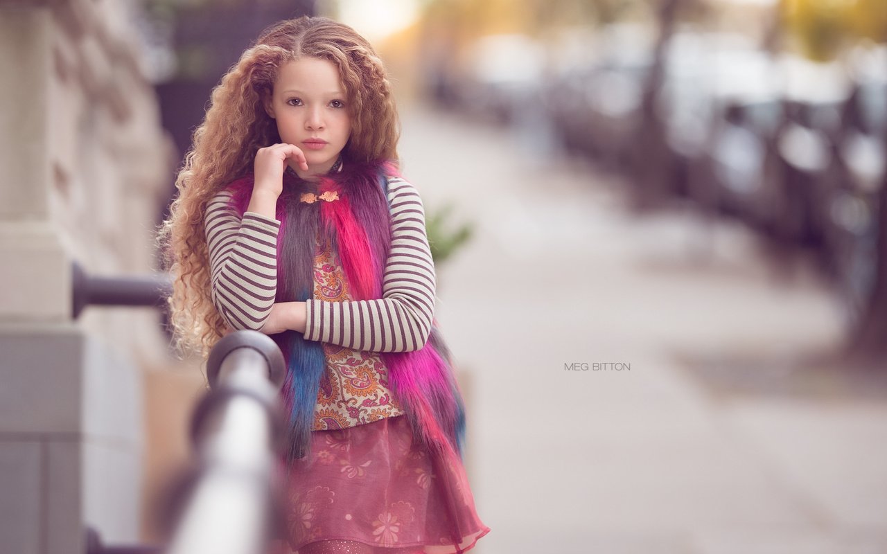 Обои взгляд, дети, девочка, улица, волосы, look, children, girl, street, hair разрешение 2048x1395 Загрузить