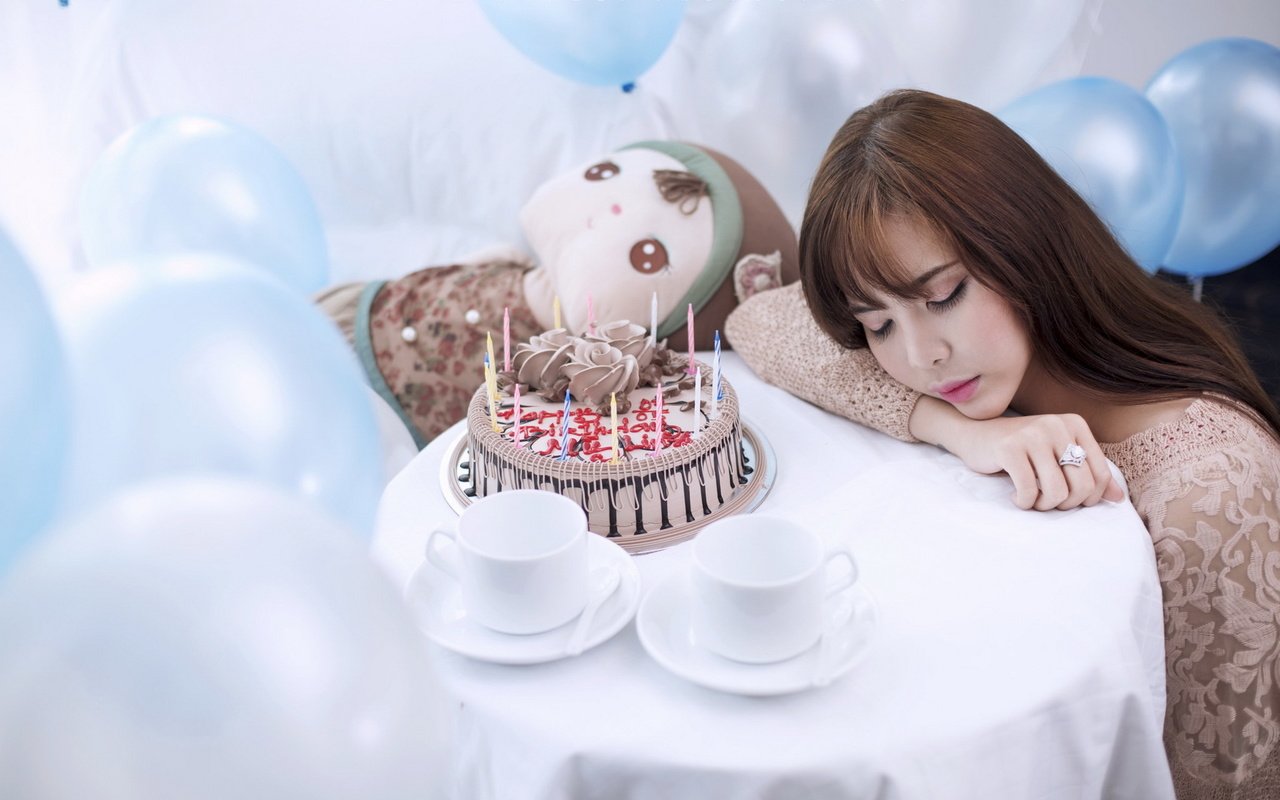 Обои девушка, спит, праздник, торт, воздушные шарики, girl, sleeping, holiday, cake, balloons разрешение 1920x1200 Загрузить