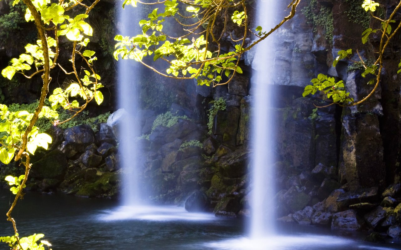 Обои свет, вода, скалы, камни, ветки, водопад, light, water, rocks, stones, branches, waterfall разрешение 3672x2537 Загрузить