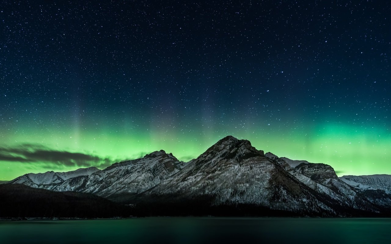 Обои небо, озеро, горы, отражение, звезды, северное сияние, the sky, lake, mountains, reflection, stars, northern lights разрешение 2048x1152 Загрузить