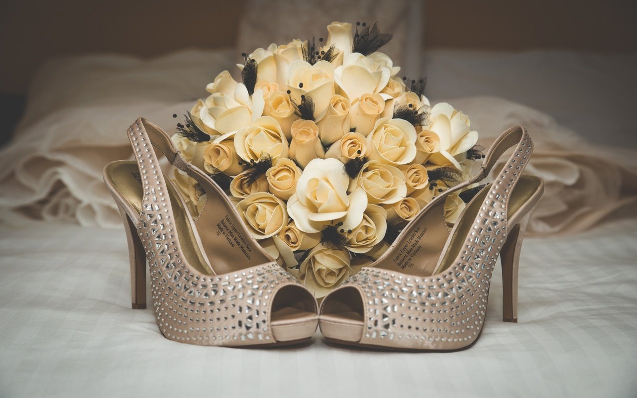 Обои цветы, розы, букет, свадьба, туфли, flowers, roses, bouquet, wedding, shoes разрешение 2048x1363 Загрузить