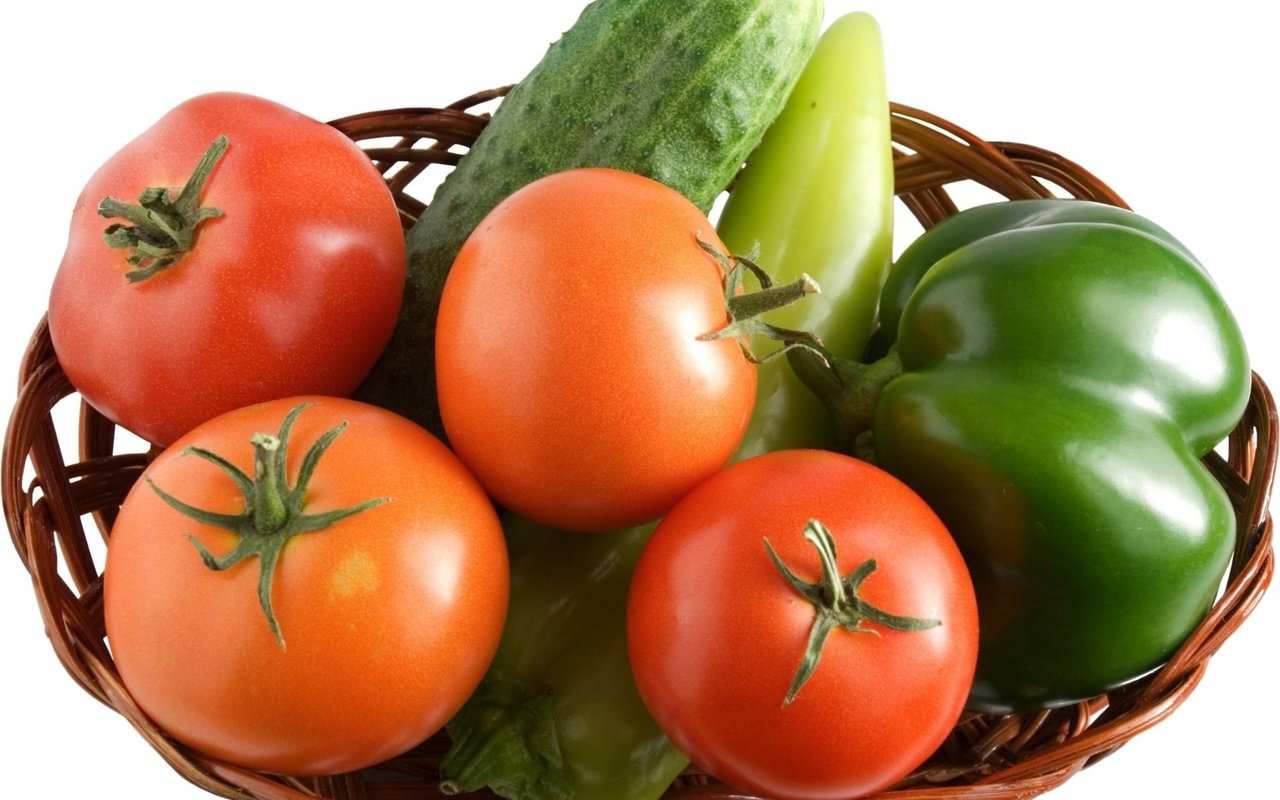 Обои овощи, корзинка, помидоры, перец, огурцы, vegetables, basket, tomatoes, pepper, cucumbers разрешение 1920x1429 Загрузить