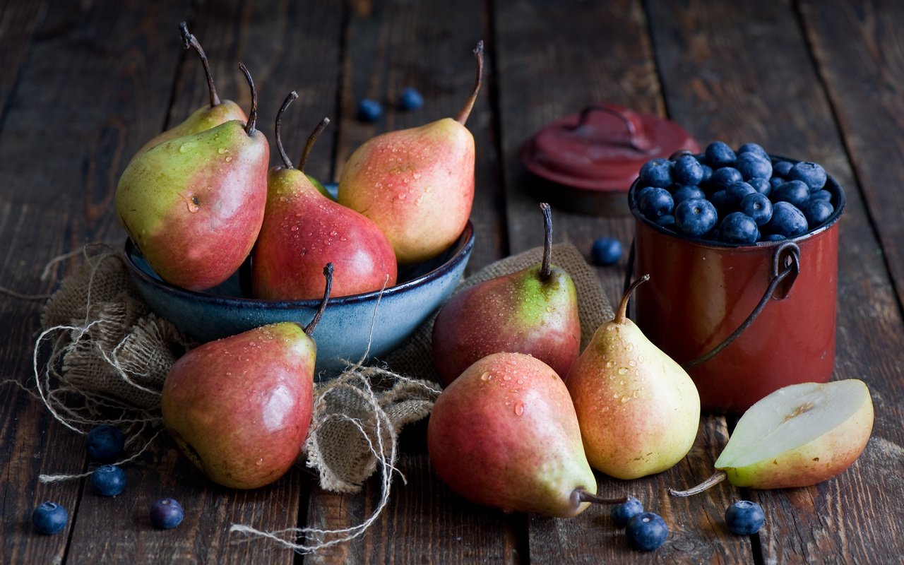 Обои фрукты, ягоды, черника, посуда, натюрморт, груши, anna verdina, fruit, berries, blueberries, dishes, still life, pear разрешение 2000x1259 Загрузить