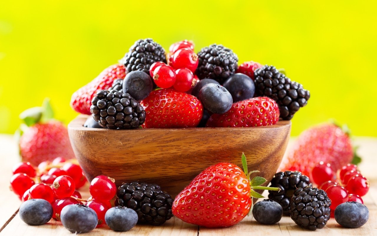 Обои фон, клубника, ягоды, чашка, черника, ежевика, смородина, background, strawberry, berries, cup, blueberries, blackberry, currants разрешение 1920x1351 Загрузить