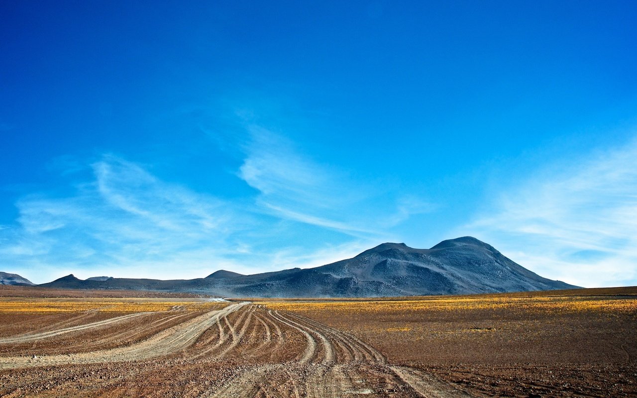 Обои дорога, облака, горы, пустыня, голубое небо, road, clouds, mountains, desert, blue sky разрешение 2880x1587 Загрузить