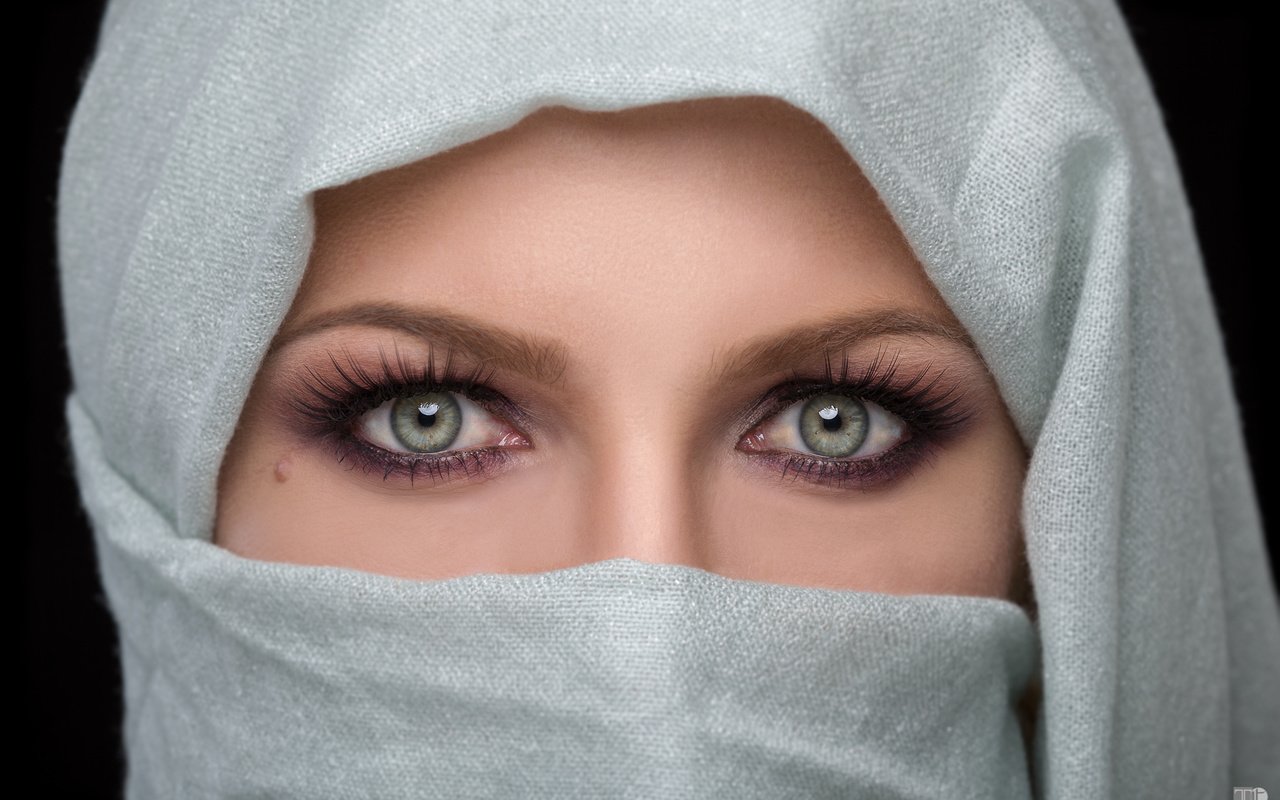 Обои глаза, девушка, взгляд, лицо, родинка, платок, eyes, girl, look, face, mole, shawl разрешение 2048x1365 Загрузить