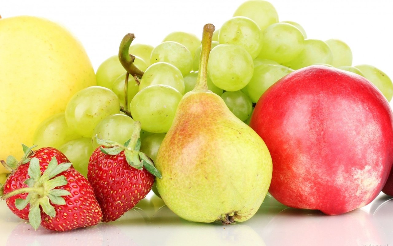 Обои виноград, фрукты, яблоки, клубника, ягоды, груши, слива, grapes, fruit, apples, strawberry, berries, pear, drain разрешение 1920x1255 Загрузить