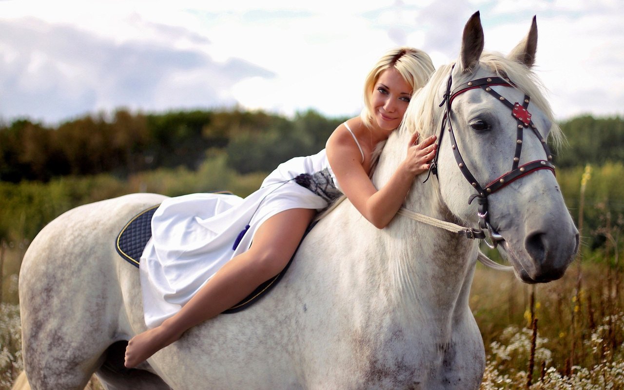 Обои лошадь, девушка, платье, блондинка, horse, girl, dress, blonde разрешение 2560x1707 Загрузить