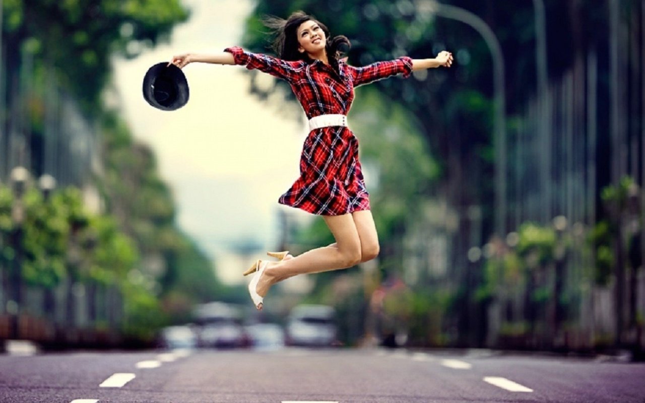 Обои дорога, девушка, взгляд, прыжок, волосы, лицо, свобода, road, girl, look, jump, hair, face, freedom разрешение 1920x1080 Загрузить