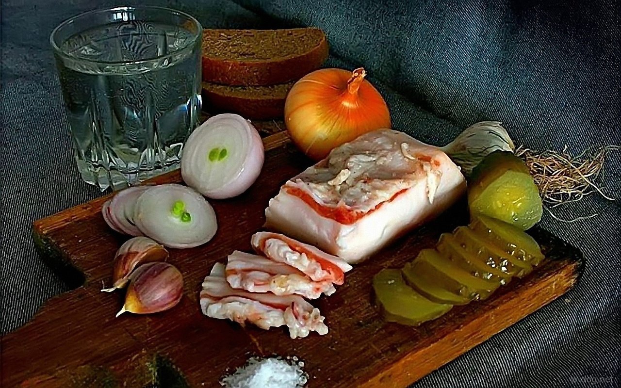 Обои лук, хлеб, водка, чеснок, огурцы, сало, bow, bread, vodka, garlic, cucumbers, fat разрешение 1920x1200 Загрузить