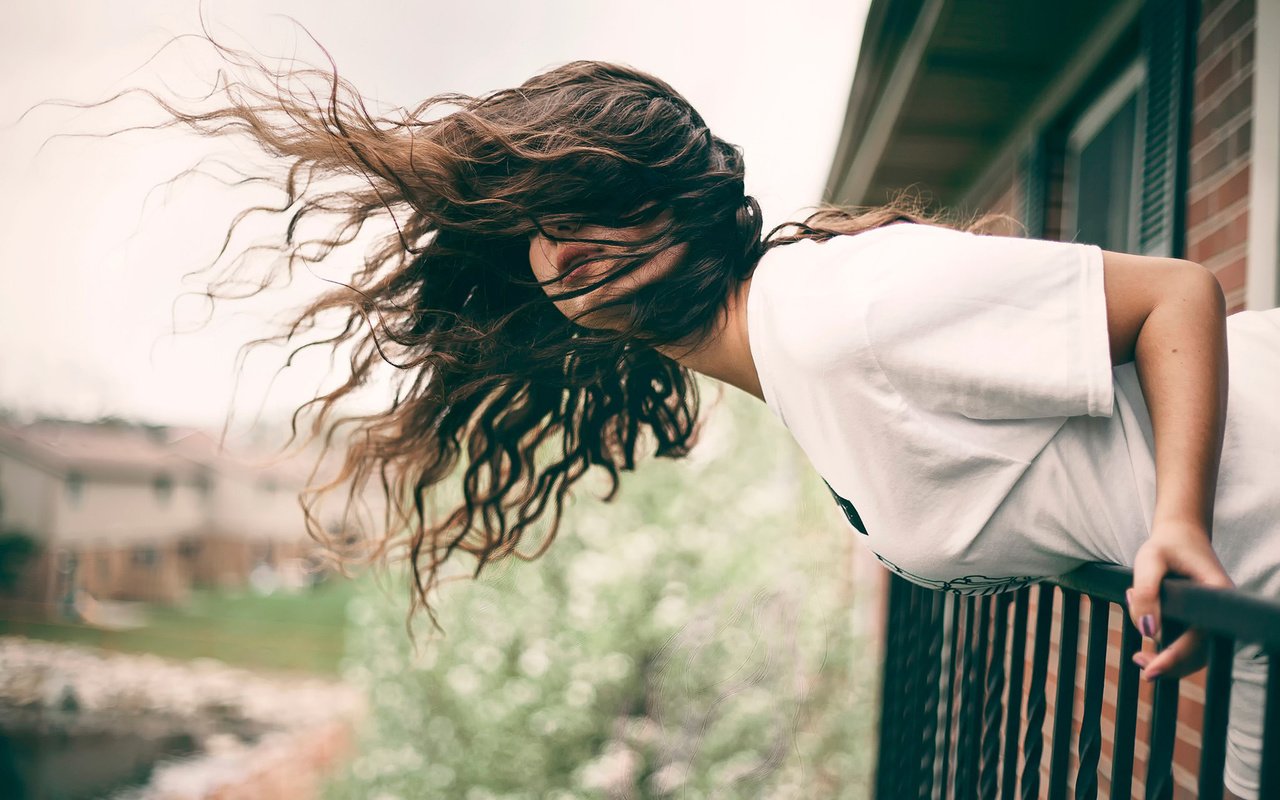 Обои девушка, модель, волосы, балкон, ветер, наклон, шатенка, girl, model, hair, balcony, the wind, tilt, brown hair разрешение 1920x1200 Загрузить