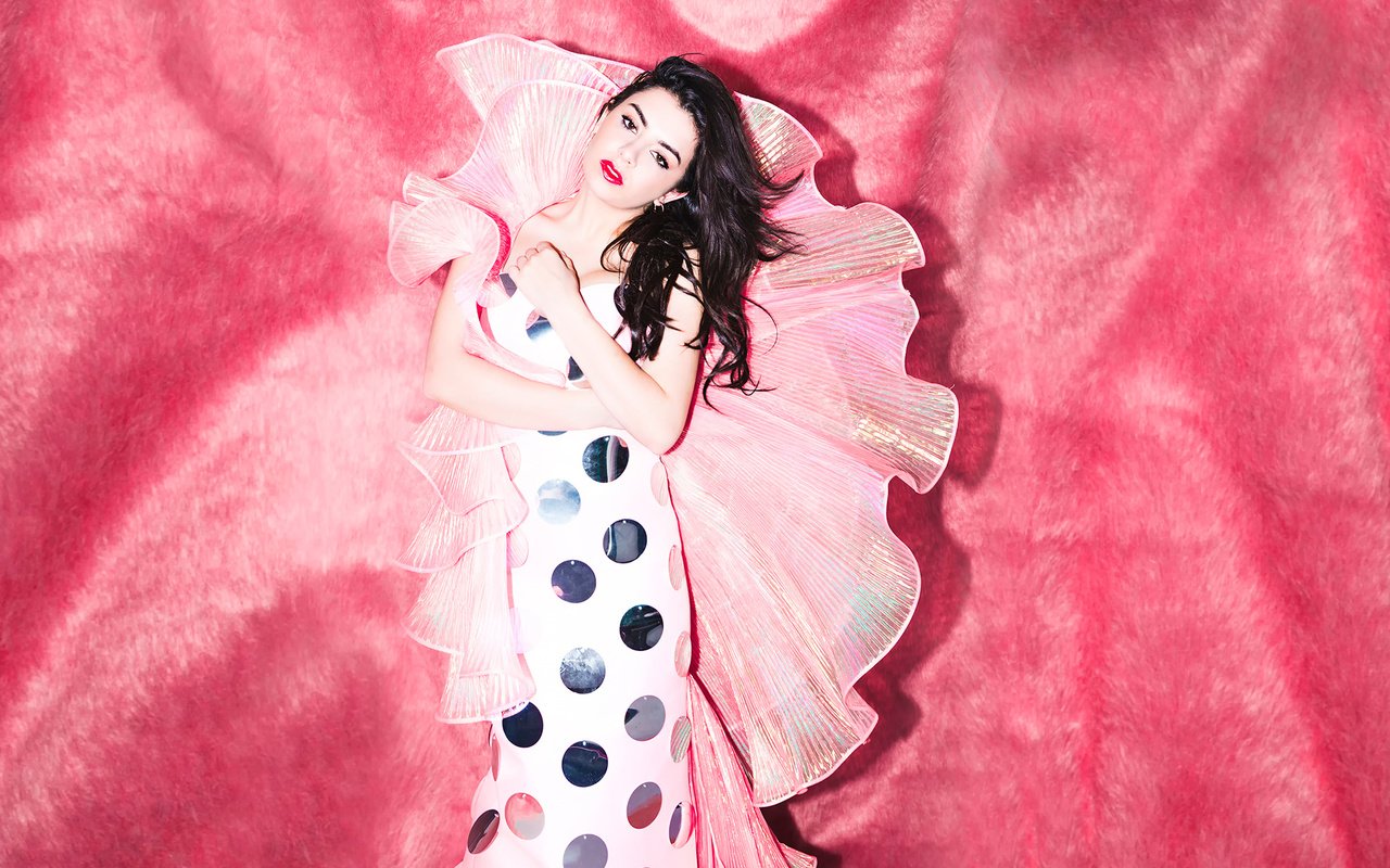 Обои девушка, поза, взгляд, лицо, певица, фотосессия, 2015 год, charli xcx, mtv style, girl, pose, look, face, singer, photoshoot, 2015 разрешение 2000x1333 Загрузить