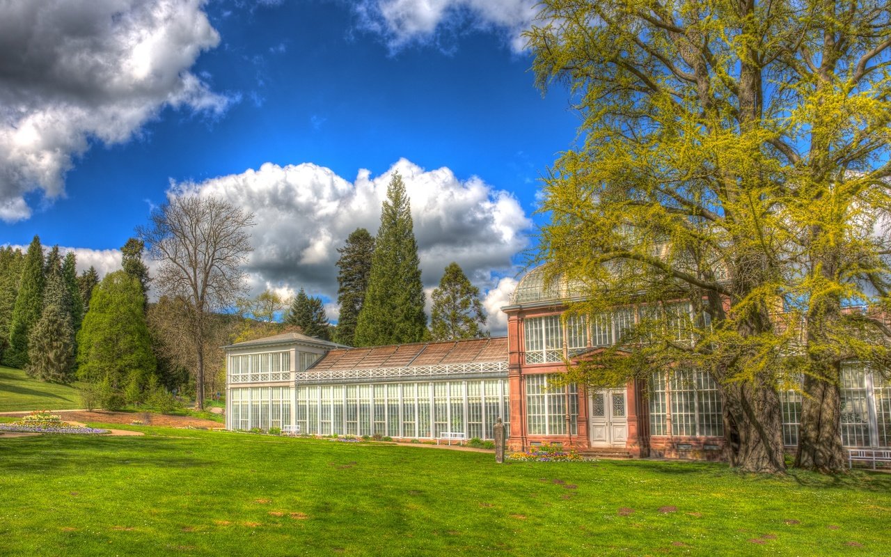 Обои небо, облака, деревья, здание, schlosspark wilhelmshohe, the sky, clouds, trees, the building разрешение 2880x1921 Загрузить