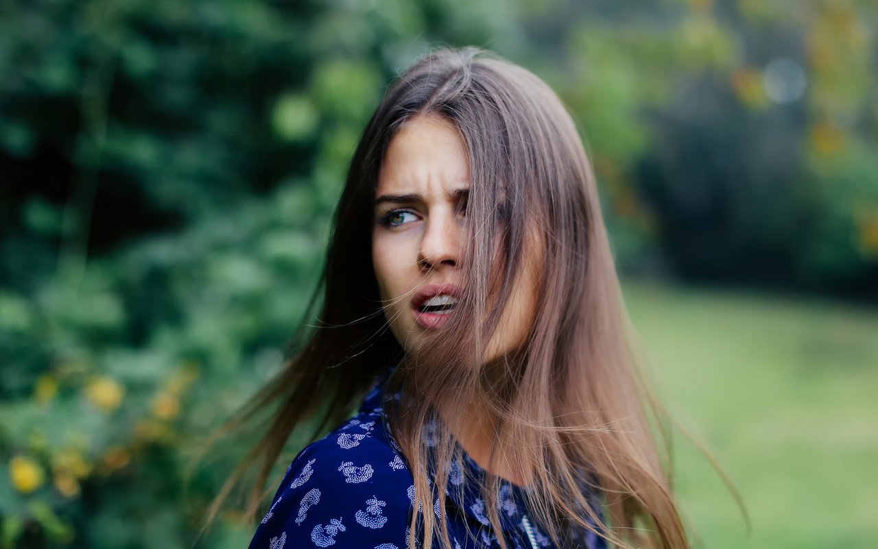 Обои девушка, портрет, волосы, лицо, эмоции, шатенка, боке, girl, portrait, hair, face, emotions, brown hair, bokeh разрешение 2048x1136 Загрузить