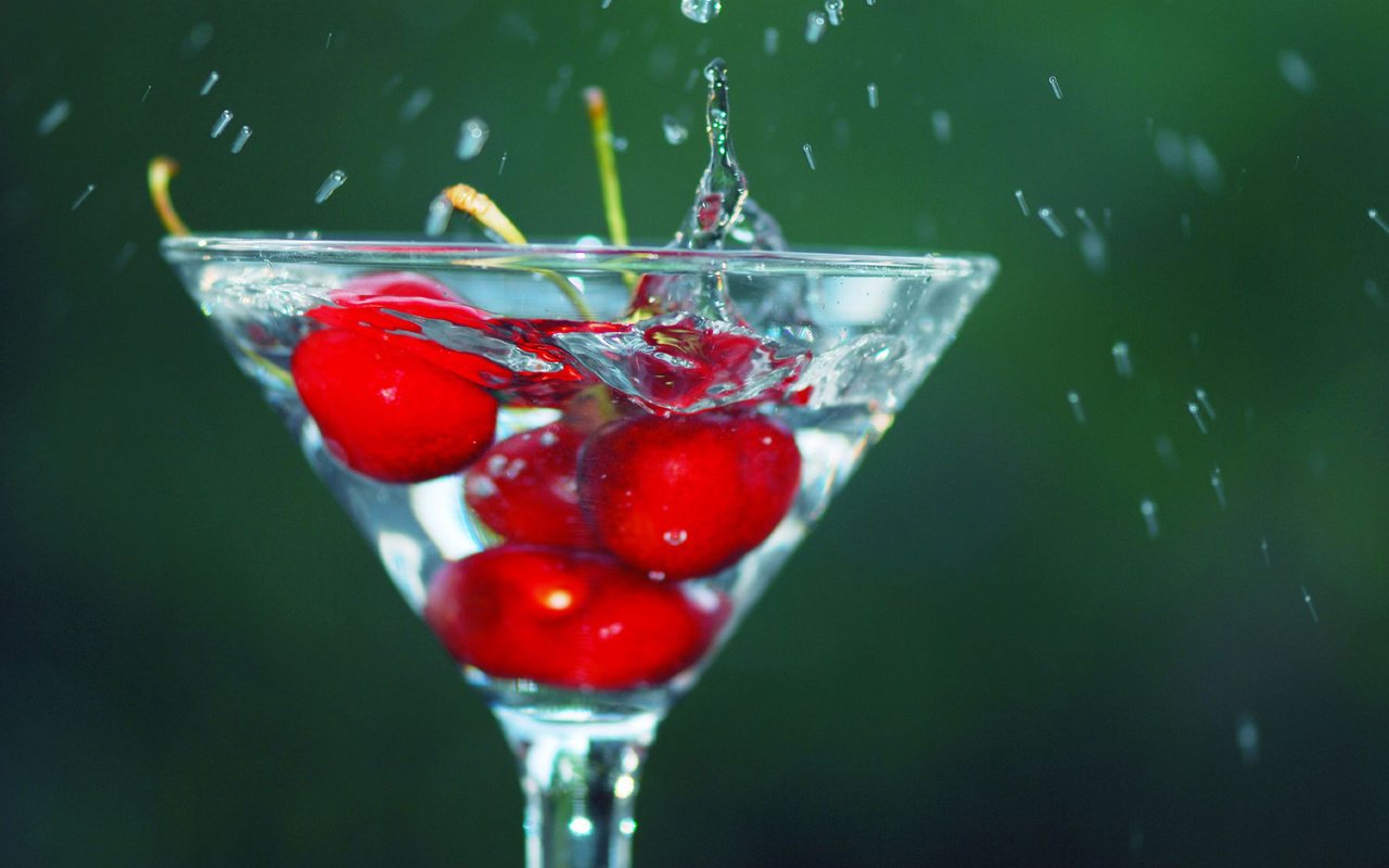 Обои вода, фон, капли, ягода, брызги, бокал, вишня.черешня, water, background, drops, berry, squirt, glass, cherry.cherry разрешение 1920x1200 Загрузить