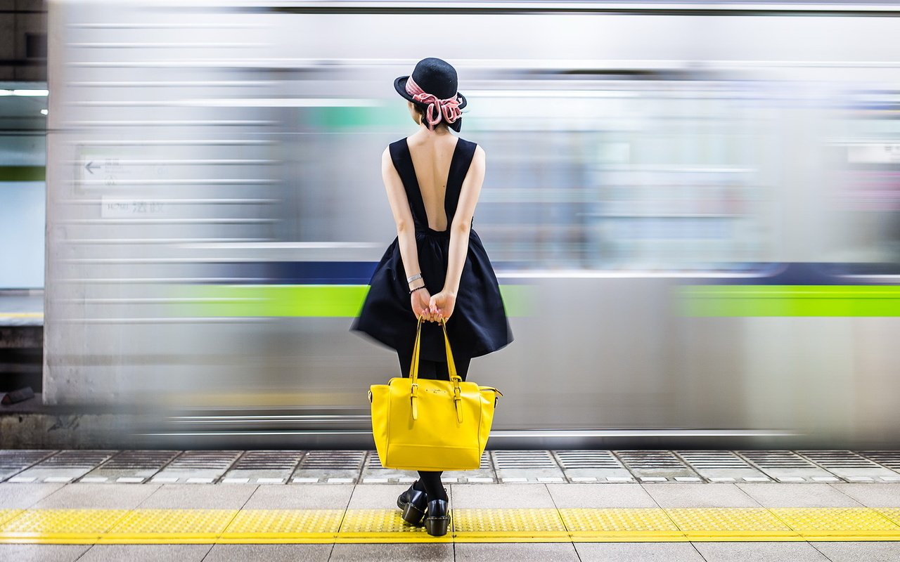 Обои девушка, фон, поезд, шляпа, ожидание, сумка, girl, background, train, hat, waiting, bag разрешение 2047x1187 Загрузить