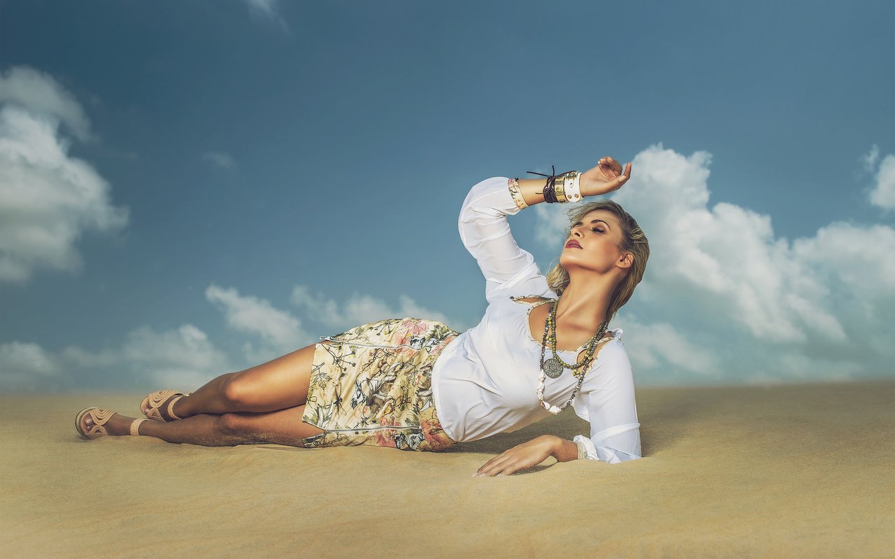 Обои девушка, блондинка, песок, пустыня, модель, andreia schultz, girl, blonde, sand, desert, model разрешение 2048x1305 Загрузить