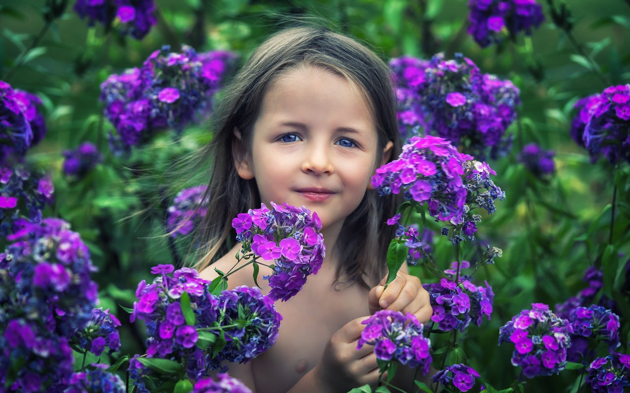 Обои цветы, портрет, взгляд, дети, девочка, flowers, portrait, look, children, girl разрешение 2000x1335 Загрузить