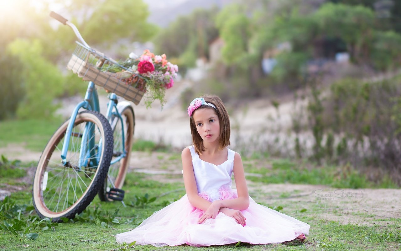 Обои цветы, фото, платье, дети, девочка, сидит, велосипед, flowers, photo, dress, children, girl, sitting, bike разрешение 2048x1365 Загрузить