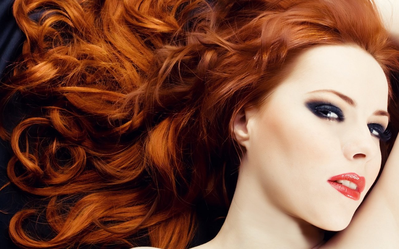 Обои девушка, взгляд, модель, кудри, макияж, рыжеволосая, волнистые волосы, girl, look, model, curls, makeup, redhead, wavy hair разрешение 2880x1952 Загрузить