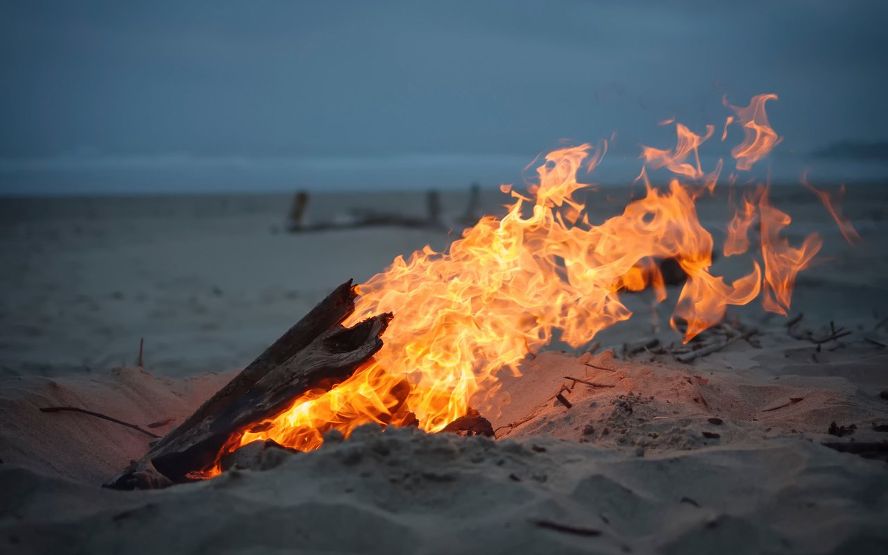 Обои песок, пляж, огонь, костёр, sand, beach, fire, the fire разрешение 2048x1356 Загрузить