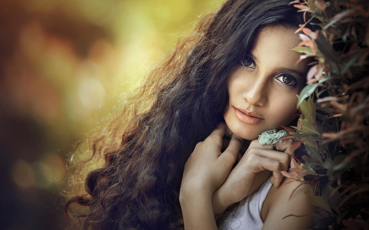 Обои листья, девушка, брюнетка, ветки, взгляд, локоны, leaves, girl, brunette, branches, look, curls разрешение 2048x1366 Загрузить