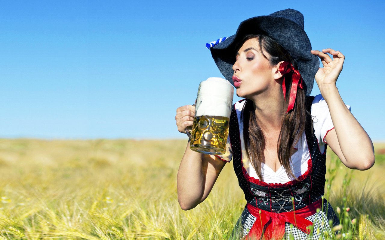 Обои девушка, пиво, шляпа, girl, beer, hat разрешение 1920x1080 Загрузить