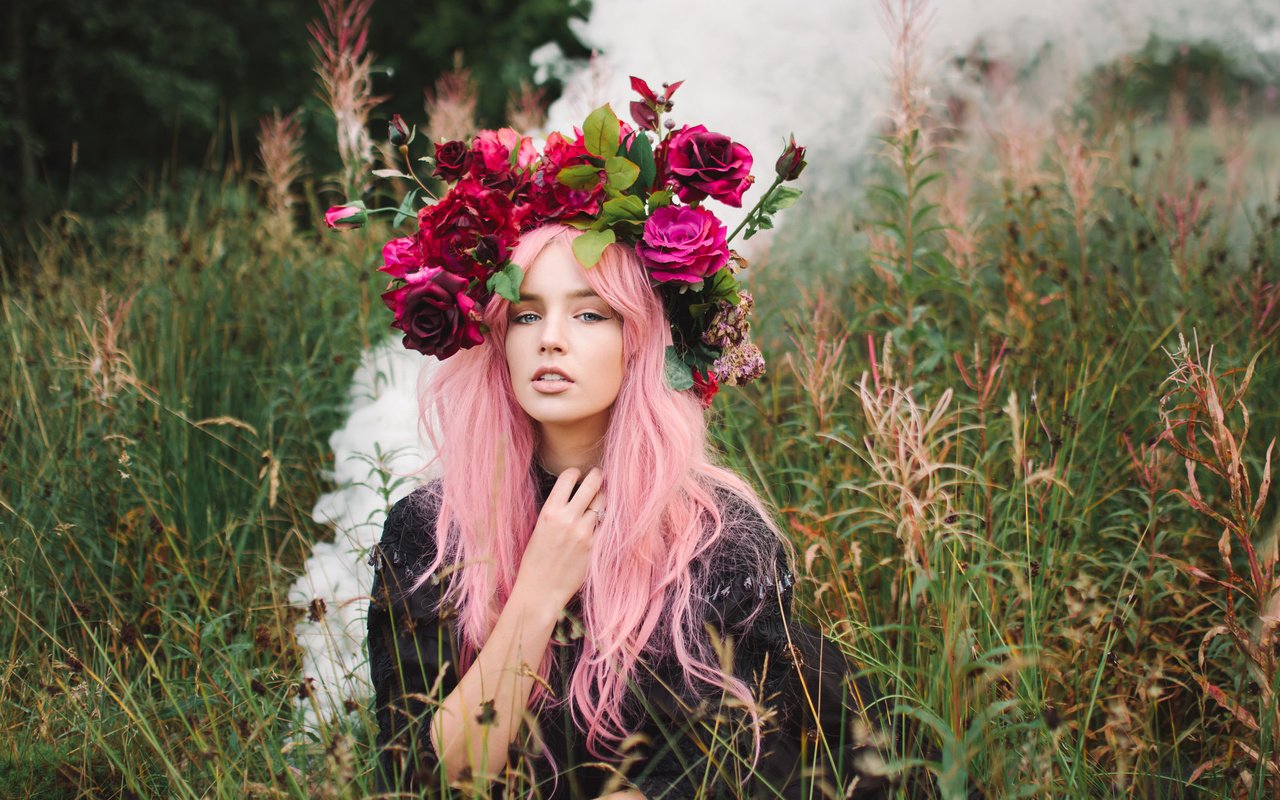 Обои цветы, трава, девушка, венок, розовые волосы, lauren hallworth, flowers, grass, girl, wreath, pink hair разрешение 2048x1365 Загрузить