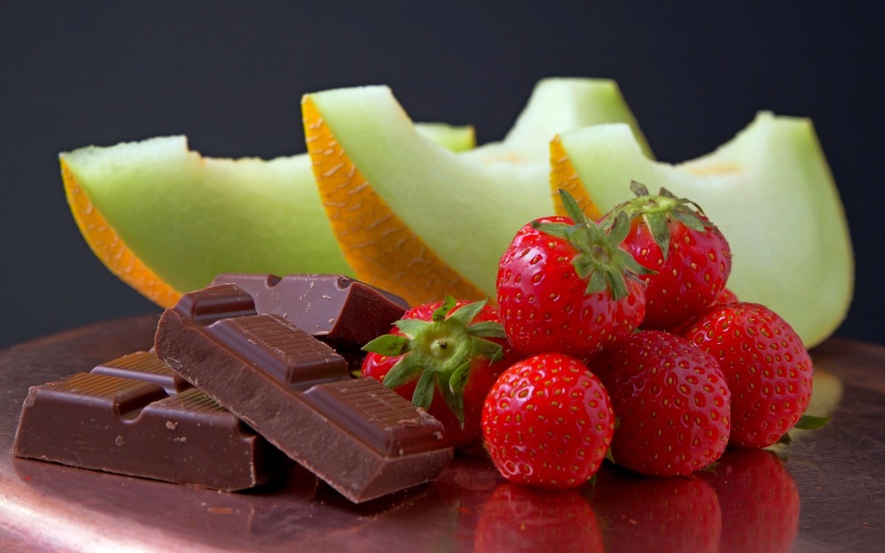 Обои клубника, шоколад, кусочки, дыня, strawberry, chocolate, pieces, melon разрешение 2400x1600 Загрузить