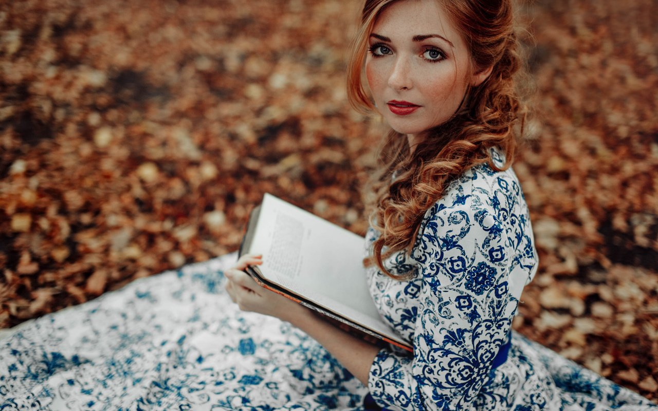 Обои девушка, платье, взгляд, осень, рыжая, локоны, книга, girl, dress, look, autumn, red, curls, book разрешение 2048x1365 Загрузить