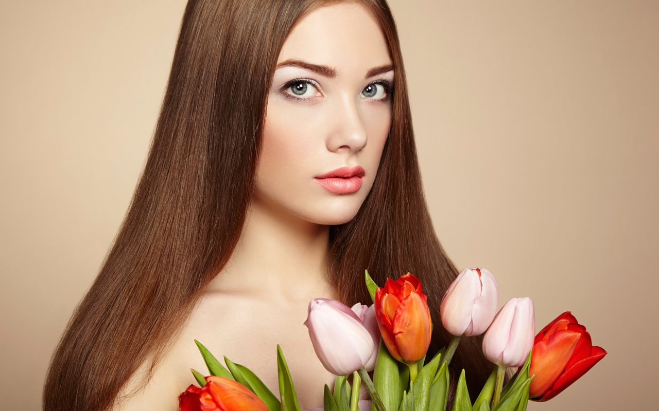 Обои девушка, портрет, взгляд, модель, тюльпаны, шатенка, l, girl, portrait, look, model, tulips, brown hair разрешение 2048x1536 Загрузить