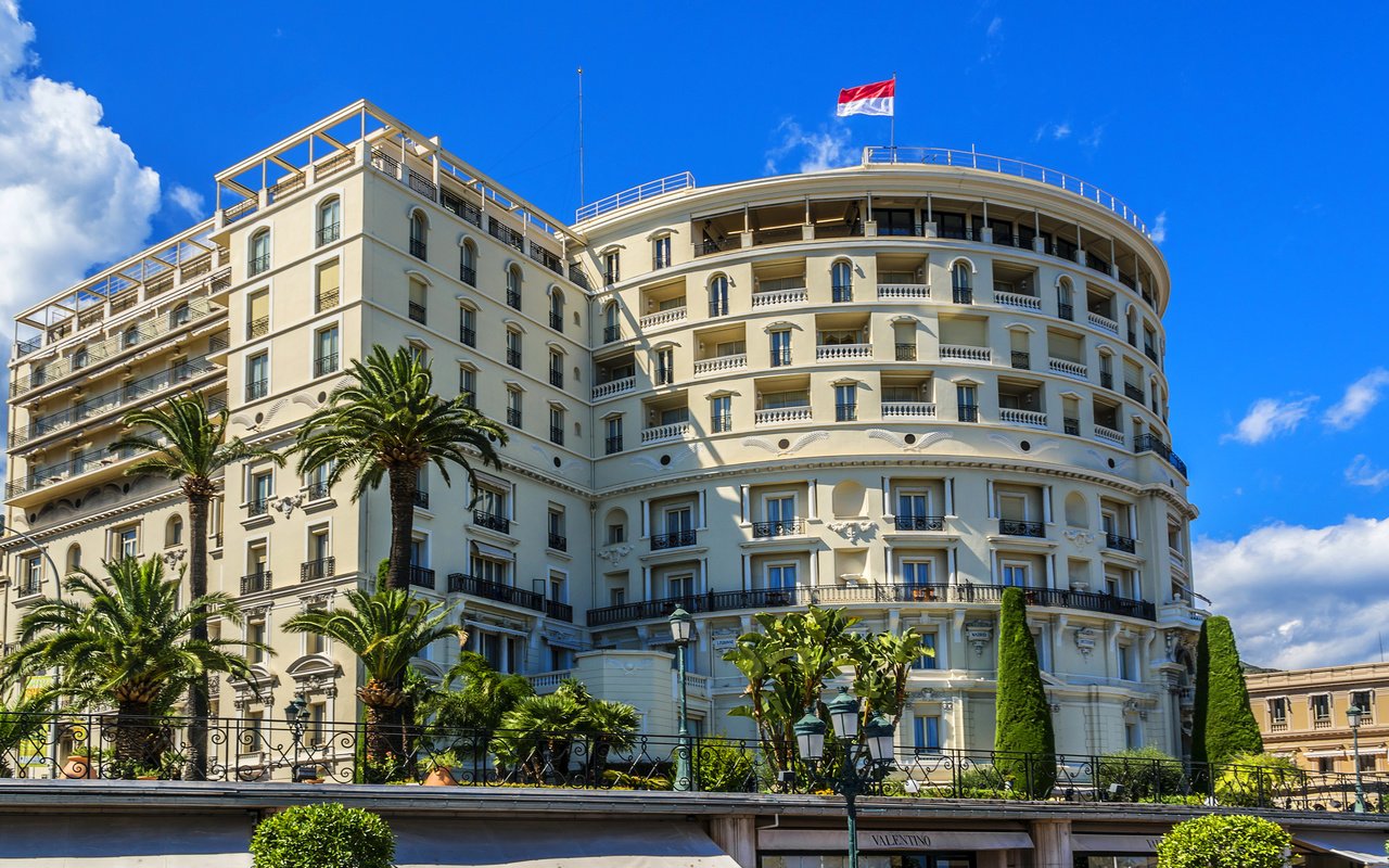 Обои пальмы, дом, флаг, здание, монако, монте-карло, palm trees, house, flag, the building, monaco, monte carlo разрешение 3600x2400 Загрузить