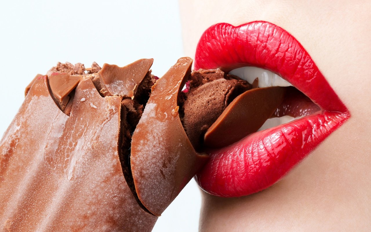 Обои мороженое, губы, шоколад, женщина, помада, ice cream, lips, chocolate, woman, lipstick разрешение 3888x2582 Загрузить