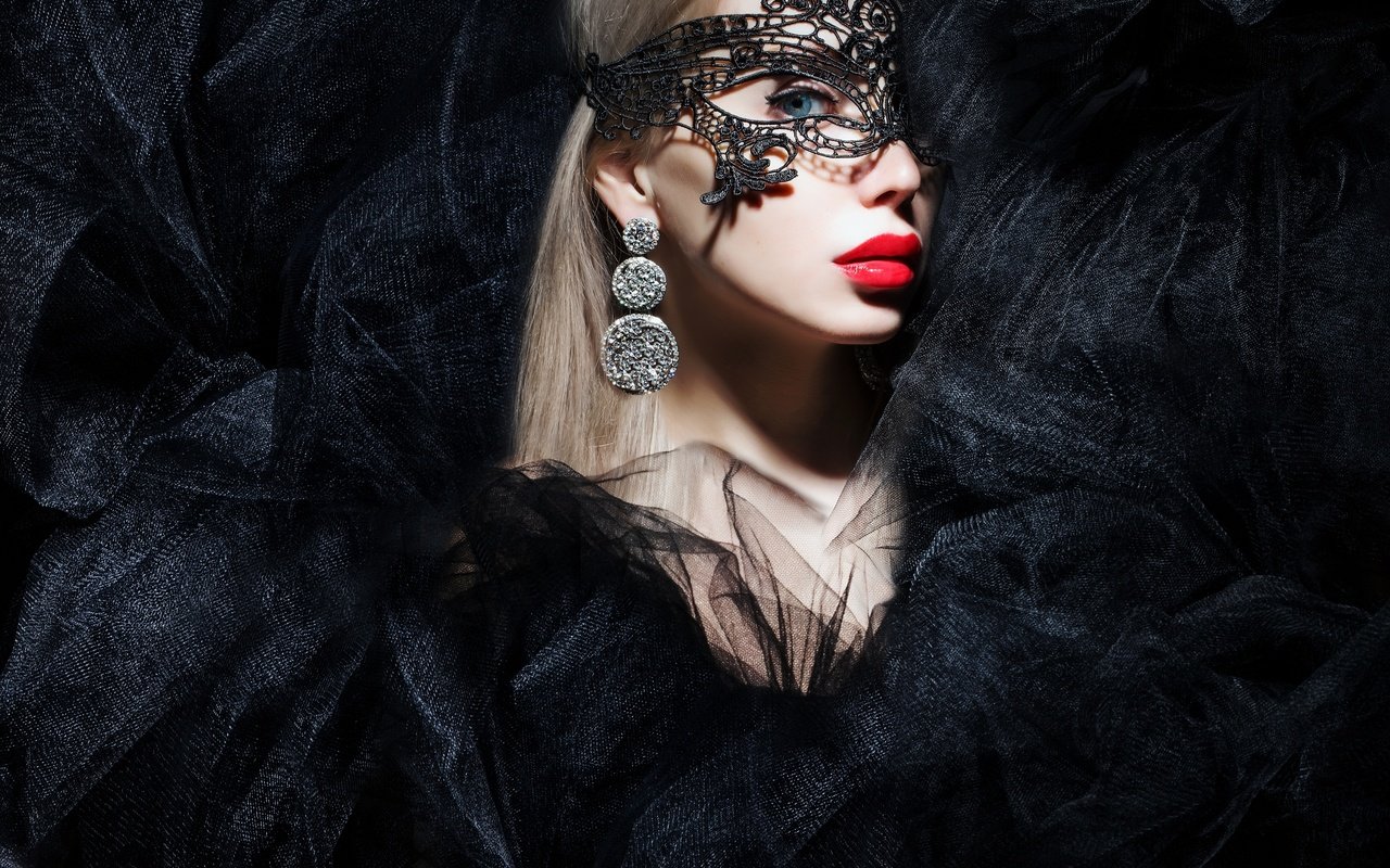 Обои девушка, маска, блондинка, взгляд, лицо, красные губы, girl, mask, blonde, look, face, red lips разрешение 2880x1920 Загрузить