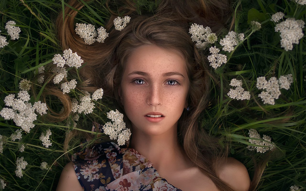 Обои цветы, трава, девушка, лежит, вгляд, веснушки, katie melman, flowers, grass, girl, lies, peer, freckles разрешение 2048x1504 Загрузить