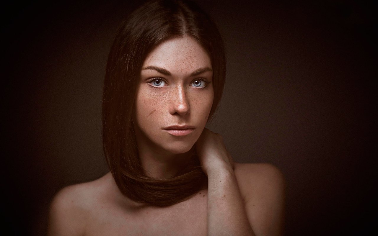 Обои девушка, фон, портрет, взгляд, веснушки, girl, background, portrait, look, freckles разрешение 2048x1320 Загрузить