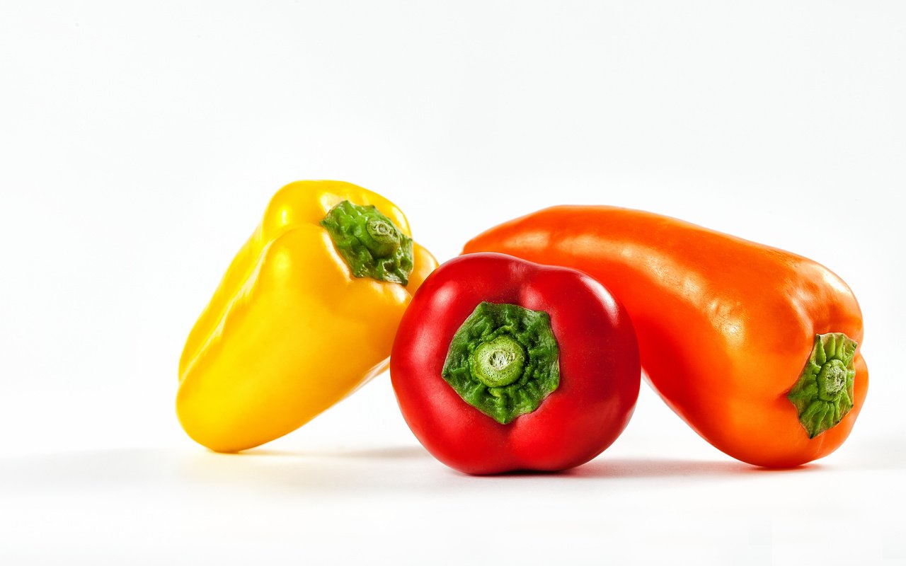 Обои белый фон, овощи, перец, bell peppers, yellow bell pepper, red bell peppers, white background, vegetables, pepper разрешение 2048x1365 Загрузить