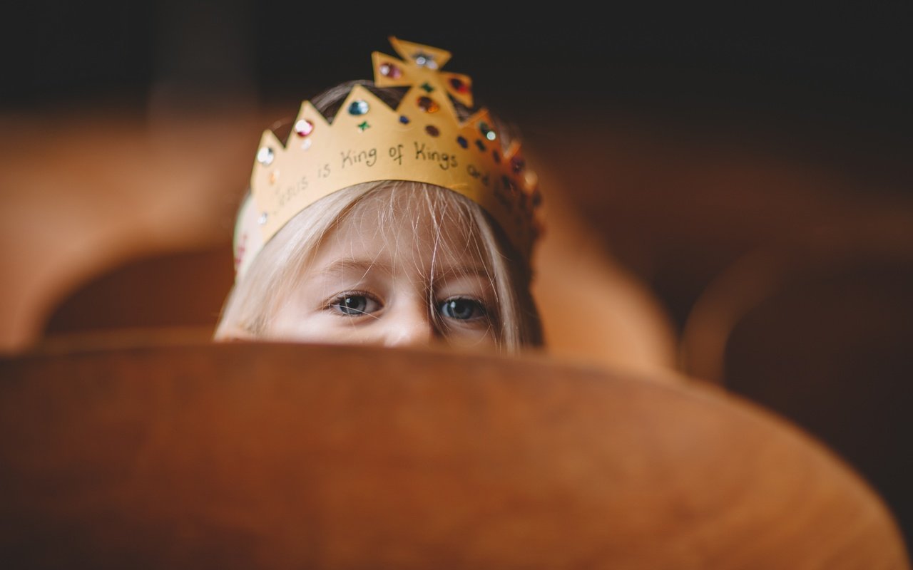 Обои глаза, взгляд, девочка, ребенок, корона, eyes, look, girl, child, crown разрешение 2880x1920 Загрузить