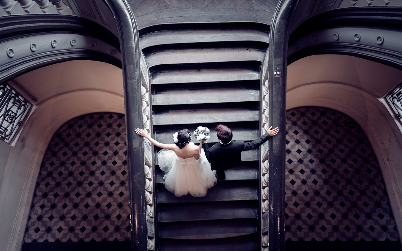 Обои лестница, платье, костюм, жених, невеста, влюбленные, холл, ladder, dress, costume, the groom, the bride, lovers, hall разрешение 5854x3713 Загрузить