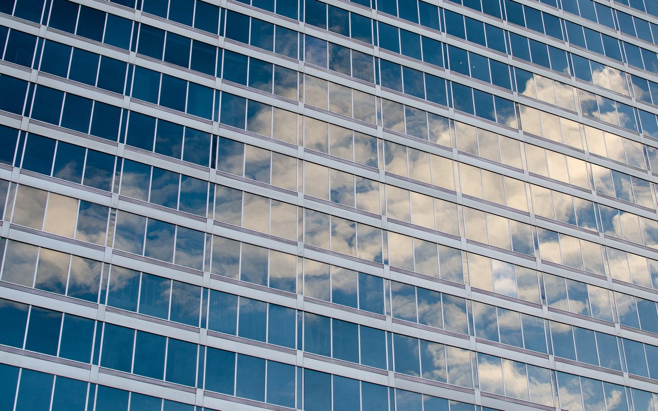 Обои небо, облака, отражение, здание, окна, небоскрёб, the sky, clouds, reflection, the building, windows, skyscraper разрешение 2048x1357 Загрузить